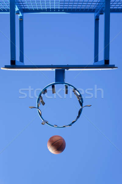 Foto d'archivio: Immagine · palla · accanto · basket · basket · cielo · blu