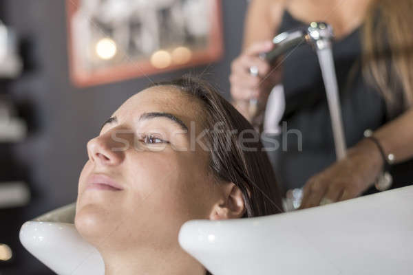 Jeune femme lavage femmes client bonheur [[stock_photo]] © 2Design