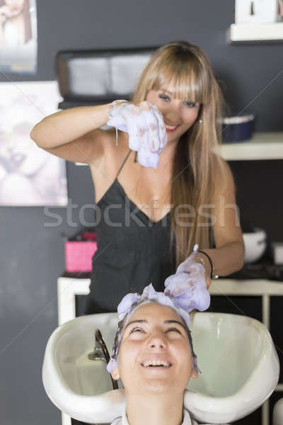 Foto stock: Mulher · jovem · lavagem · salão · de · cabeleireiro · mulheres · cliente · felicidade