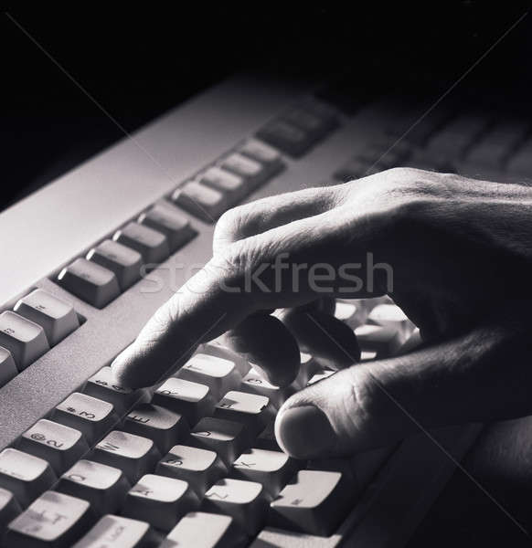 Bilgisayar klavye erkek el dokunmak atış siyah beyaz Stok fotoğraf © 350jb