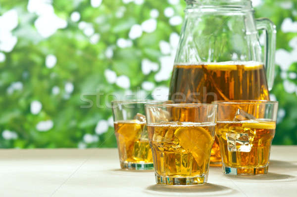Lămâie ice tea vară frunze sticlă Imagine de stoc © 3523studio