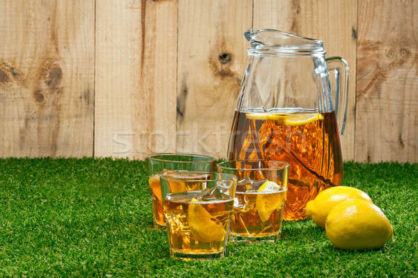 Lămâie ice tea vară iarbă lemn Imagine de stoc © 3523studio