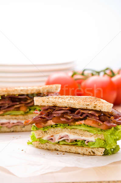 Foto d'archivio: Due · sandwich · carta · da · imballaggio · indietro · terra · pomodori