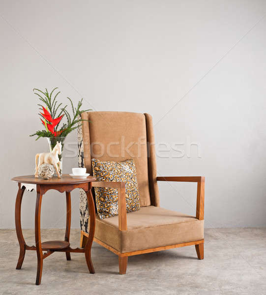 ストックフォト: ベージュ · 椅子 · サイド · 表 · 花 · 壁