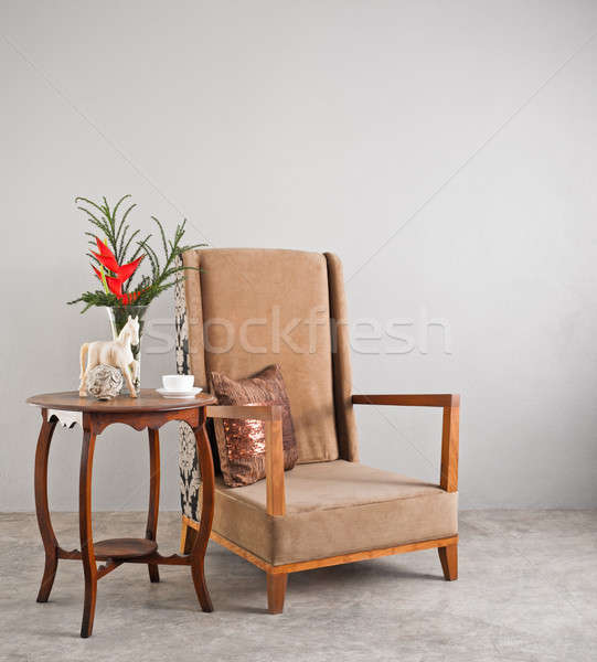 Foto stock: Beige · silla · lado · mesa · flores · pared