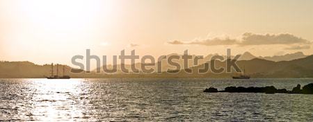 Barcă cu pânze zori lumina soarelui soare nice reflecţie Imagine de stoc © 3523studio