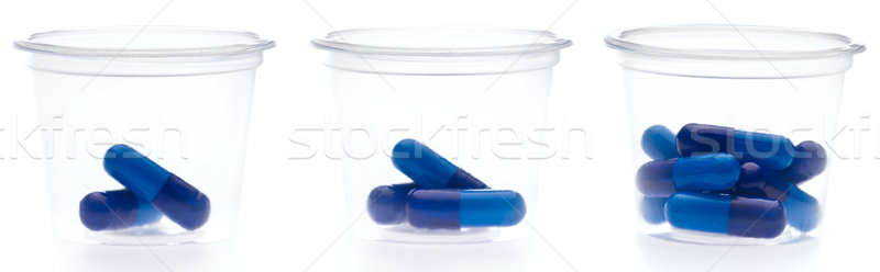 Três diferente quantidade pílulas branco copo Foto stock © 3523studio