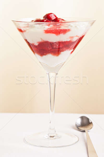 Foto d'archivio: Dessert · fragole · yogurt · budino · semplice