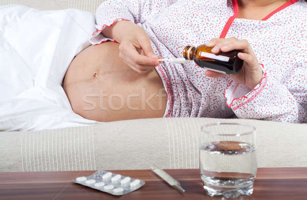 [[stock_photo]]: Femme · enceinte · boire · tousser · sirop · fille · visage