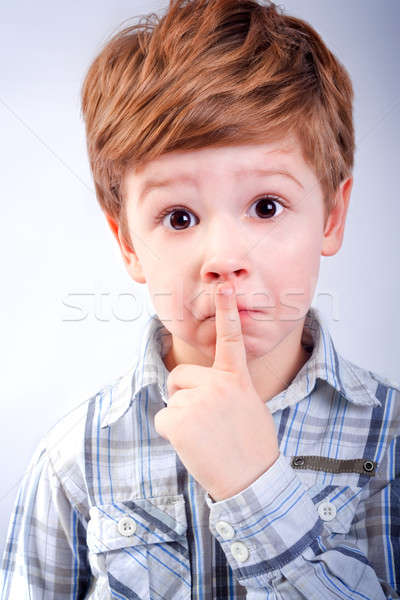 Piccolo ragazzo silenzio faccia shirt dito Foto d'archivio © 3dvin
