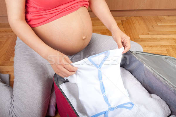 Mujer embarazada ropa de bebé maleta listo maternidad Foto stock © 3dvin