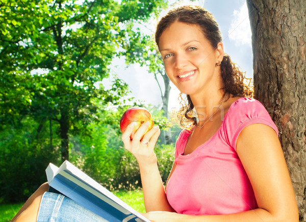 Mujer relajante parque lectura libro Foto stock © 3dvin