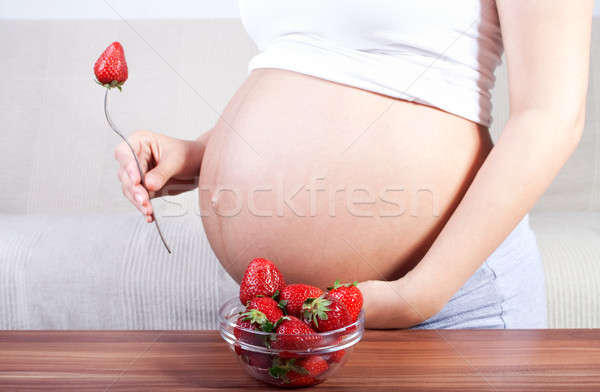 妊婦 食べ イチゴ 笑顔 自然 フルーツ ストックフォト © 3dvin