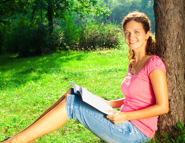 Donna rilassante parco lettura libro Foto d'archivio © 3dvin
