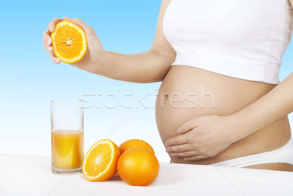 ストックフォト: 妊婦 · 立って · 表 · オレンジジュース · 表示