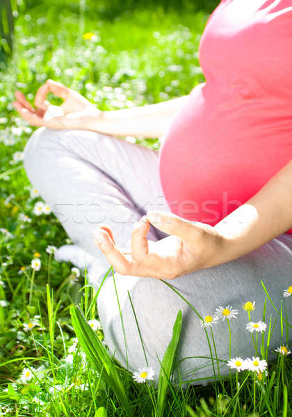 Bella donna incinta rilassante parco yoga erba Foto d'archivio © 3dvin