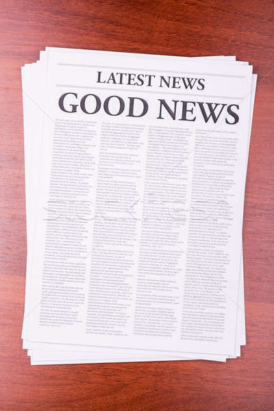 Giornale news titolo una buona notizia ufficio legno Foto d'archivio © a2bb5s