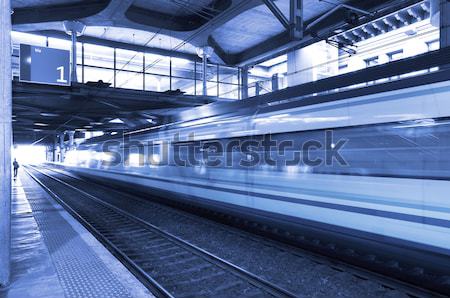 Foto d'archivio: Stazione · ferroviaria · blu · treno · persone · città · traffico