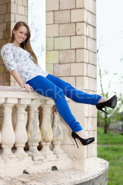 Lächelnd jungen blau pants Sitzung Stock foto © acidgrey