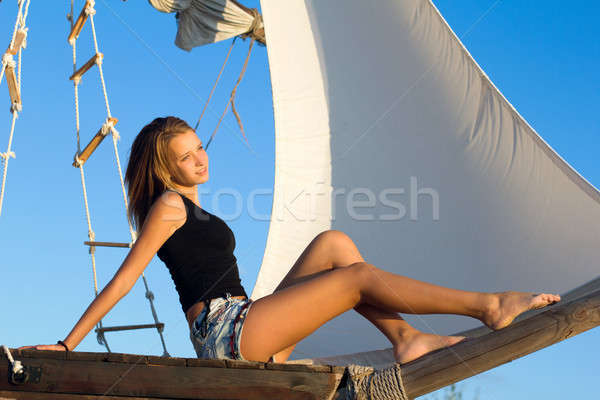 Aranyos tinilány ül szigorú hajó nő Stock fotó © acidgrey
