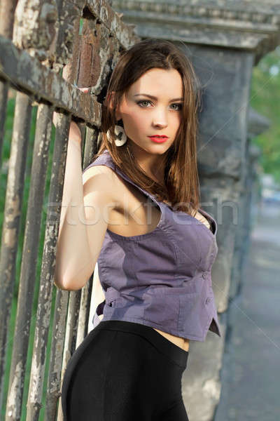 Verführerisch jungen Dame posiert Freien ordentlich Stock foto © acidgrey