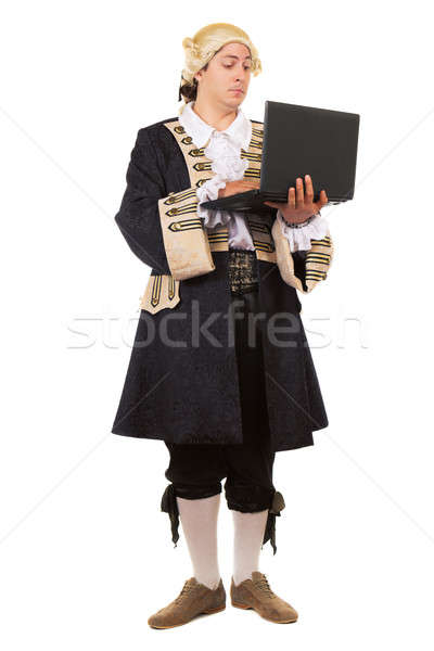 Excentriek jonge man middeleeuwse kostuum poseren laptop Stockfoto © acidgrey