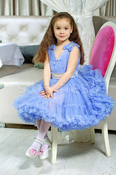 Little girl azul vestir sessão cadeira Foto stock © acidgrey