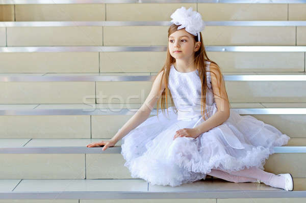 Kicsi figyelmes lány fehér ruha ül lépcső Stock fotó © acidgrey