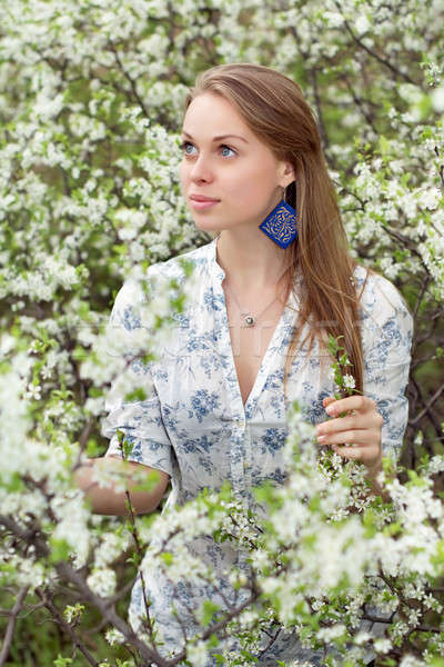 привлекательный женщину белая блузка позируют саду Сток-фото © acidgrey