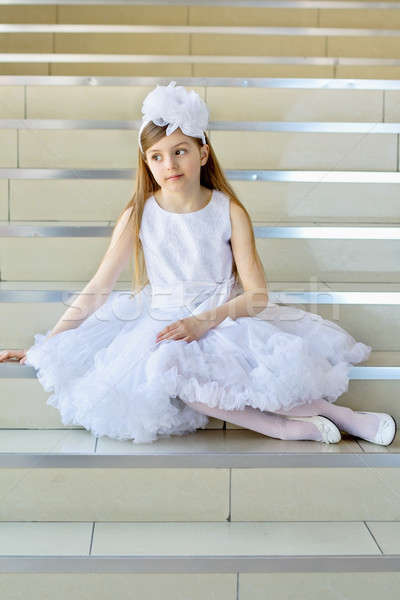 Ragazza passi bambina abito bianco scarpe posa Foto d'archivio © acidgrey