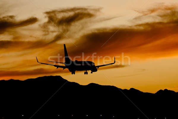 Avioane aterizare apus comercial teren aeroport Imagine de stoc © actionsports