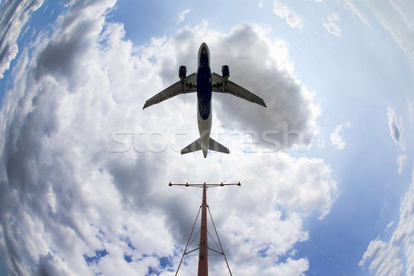Avioane aterizare comercial aeroport cer casă Imagine de stoc © actionsports