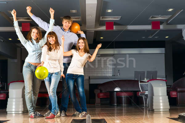 Groupe jeunes amis jouer bowling temps [[stock_photo]] © adam121