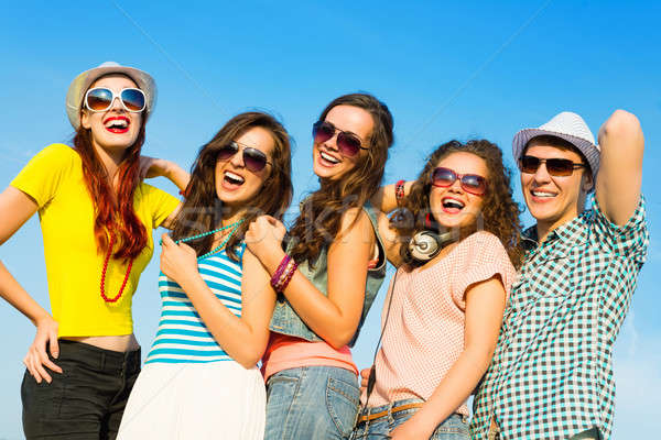 Gruppe Jugendlichen tragen Sonnenbrillen hat Hüte Stock foto © adam121