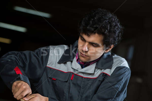 Foto stock: Carpinteiro · trabalhar · jovem · artesão · uniforme · trabalhando