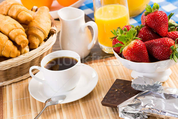 Mic dejun continental cafea căpşună croissant suc fruct Imagine de stoc © adam121