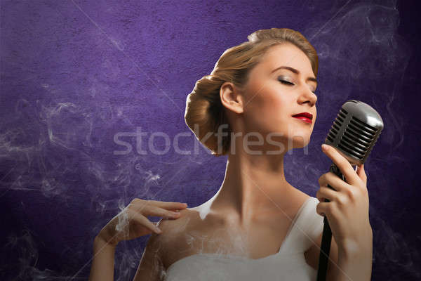 Belo mulher loira cantora microfone em torno de Foto stock © adam121