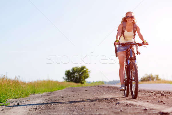 Bicicleta jóvenes mujer bonita mochila equitación aire libre Foto stock © adam121