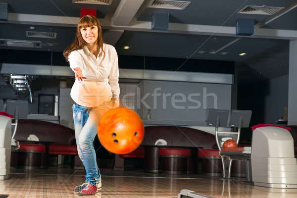 Keyifli genç kadın bowling topu hedef gülen Stok fotoğraf © adam121