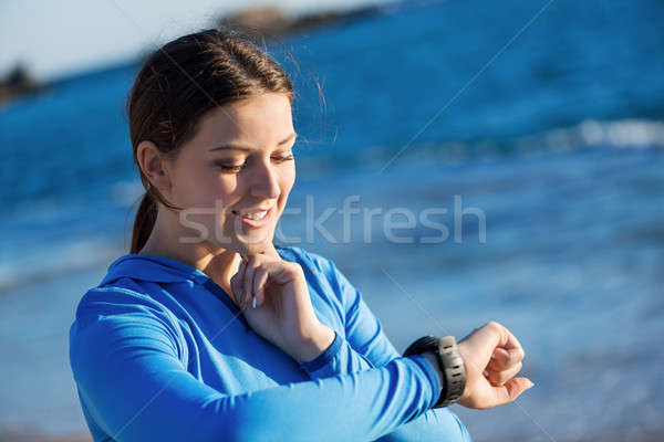 Mattina eseguire giovane ragazza spiaggia frequenza cardiaca donna Foto d'archivio © adam121