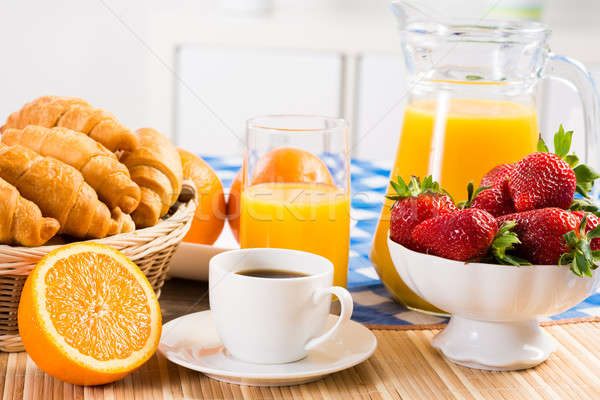 Stock foto: Kontinentales · Frühstück · Kaffee · Erdbeere · Sahne · Croissant · Saft