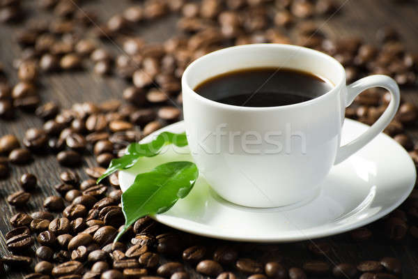 Stok fotoğraf: Fincan · siyah · kahve · yeşil · yaprakları · kahve · çekirdekleri · etrafında · sanat