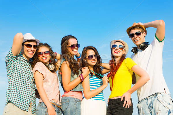 Csoport fiatalok visel napszemüveg kalap sapkák Stock fotó © adam121