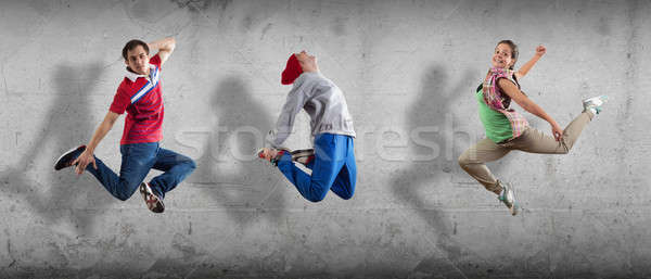 Hip hop dançarinos grupo dançarina saltar cimento Foto stock © adam121