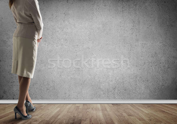Imprenditrice guardando muro vista posteriore vuota concrete Foto d'archivio © adam121