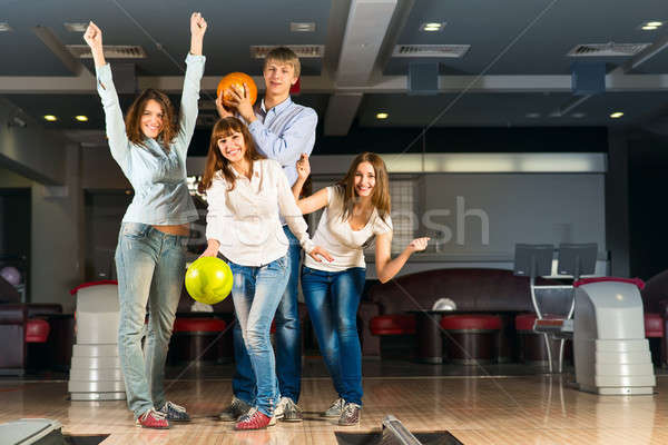 Gruppe jungen Freunde spielen Bowling Zeit Stock foto © adam121