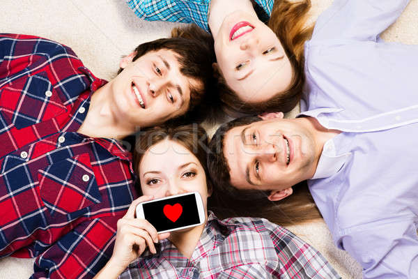 Vier jonge mannen liggen samen jonge aantrekkelijke vrouw Stockfoto © adam121