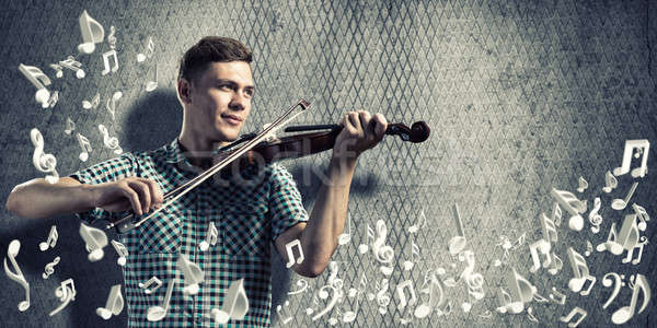 Om violonist tânăr ocazional ciment joc Imagine de stoc © adam121