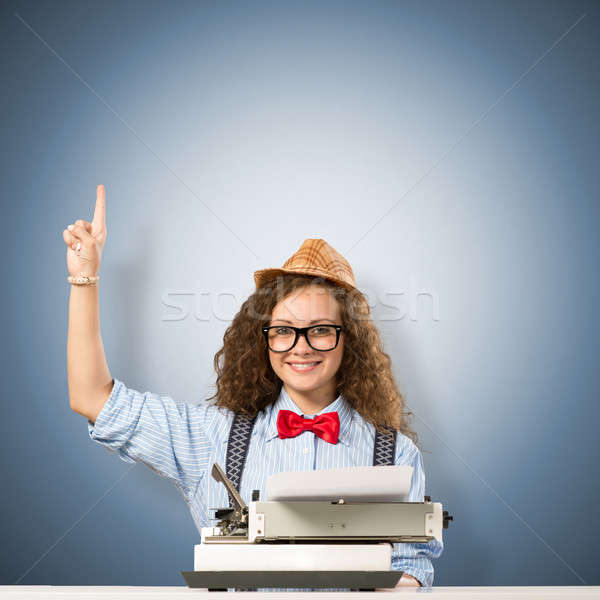 [[stock_photo]]: Femme · écrivain · image · jeune · femme · table · machine · à · écrire