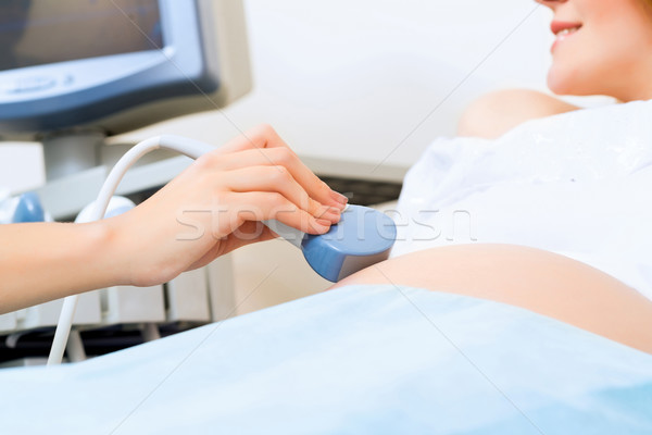Primer plano manos abdominal ultrasonido escáner embarazadas Foto stock © adam121